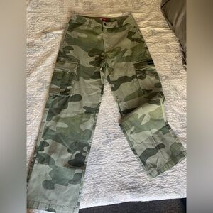 GUESS Unisex Olive Green Camouflage Cargo Pants Size Medium NWT